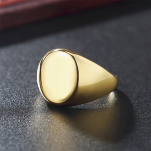 Anillo de sello ovalado para hombre en acero inoxidable dorado sobre fondo negro