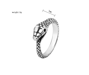 Vue macro d'une bague serpent rétro avec écailles détaillées, largeur 7mm et poids 5g