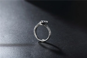 Vue macro d'une bague tête de serpent argentée rétro avec texture d'écailles détaillée