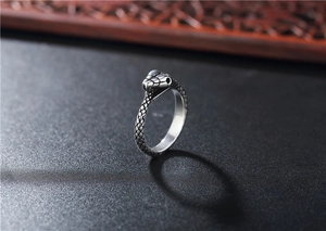 Vue détaillée de la bague tête de serpent montrant les écailles et le fini argenté antique