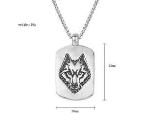 Makroaufnahme der silbernen Wolfskopf-Halskette, Maße 43mm x 30mm für Herren