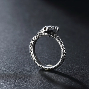 Bague tête de serpent rétro en acier titane avec texture d'écailles 3D détaillée