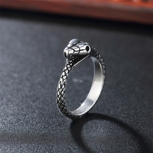 Bague tête de serpent rétro en acier titane avec écailles texturées et fini oxydé