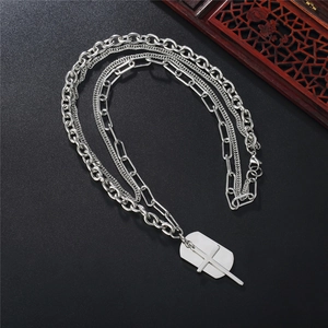Collana multistrato d'argento stile punk con pendente a croce e piastrina su nero