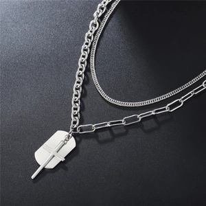 Collana punk multistrato da uomo in argento con pendente a croce e piastrina lucida