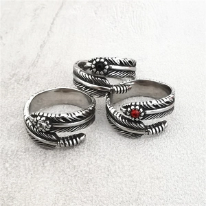 Vintage retro feather ring with turquoise inlays made of polished titanium steel for men