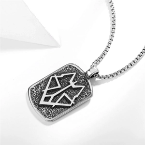 Wolfskopf-Anhänger aus Edelstahl mit strukturierter geometrischer Gravur und Box-Kette im Punk-Stil