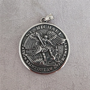 Collar colgante redondo vintage San Miguel en acero inoxidable con relieve ángel