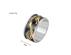 Détail de la bague dragon en acier de 10mm montrant le poids de 6g et la texture ciselée