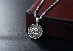Nahaufnahme des Vintage Gemini Sternzeichen Münzanhängers mit quadratischer Gliederkette