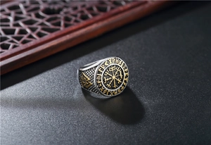 Détail de la bague Viking Vegvisir avec relief doré et gravures de runes
