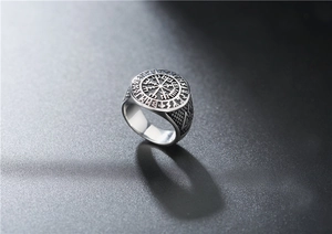 Vue détaillée de la bague boussole viking avec runes et motifs géométriques