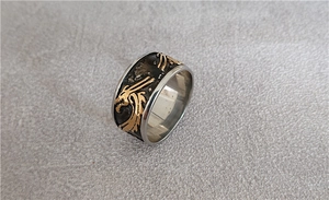 Vue détaillée de la bague pour homme en acier titane avec relief de dragon doré sur noir