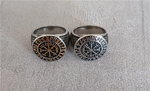 Détail macro des bagues boussole viking Vegvisir avec gravures de runes nordiques