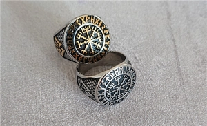 Détails macro de bagues vikings Vegvisir avec runes Futhark et texture tissée vintage