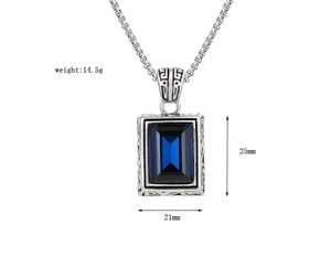 Dettaglio della collana vintage con gemma blu taglio smeraldo e cornice argento decorata