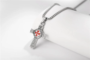 Detailansicht des Templerordens-Anhängers mit rotem Kreuz und keltischen Mustern