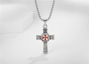 Detailansicht der Templer-Kreuz-Halskette mit rotem Emaille und lateinischer Inschrift
