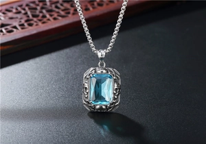 Détail du collier gothique tête de mort avec pierre bleue rectangulaire en acier