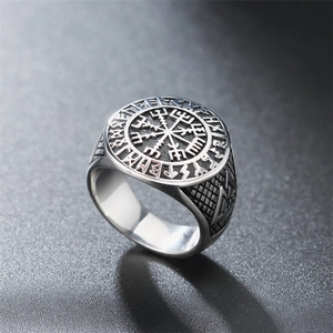 Bague vintage en acier argenté avec boussole viking et gravure de runes nordiques