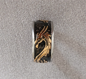 Bague dragon rétro pour homme en acier inoxydable avec émail noir et relief doré