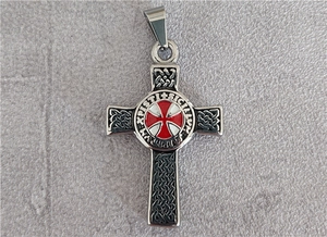 Makroansicht der Vintage Tempelritter Kreuzkette mit rotem Emaille und Keltenmuster