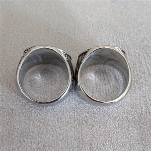 Bague Viking en acier inoxydable pour hommes avec texture vintage et finition noire