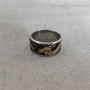 Bague dragon rétro en acier inoxydable avec motif doré et finition émail noir