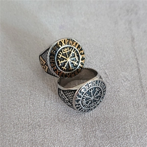 Bague Viking Vegvisir nordique avec gravures d'alphabet runique et textures punk vintage
