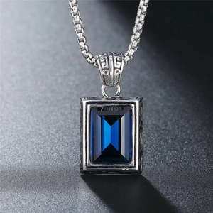 Collana da uomo con pendente in gemma blu intenso a taglio smeraldo e motivi geometrici argento