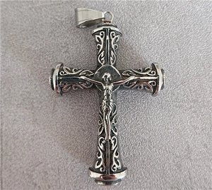 Detailansicht eines Vintage-Silber-Kruzifix-Anhängers mit aufwendigen Blumenreliefs