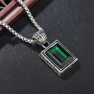 Collana retrò con ciondolo in gemma verde taglio smeraldo e cornice incisa