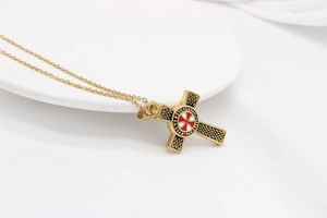 Detail der Kreuzritter Templer Anhänger mit rotem Emaille-Kreuz und keltischem Knoten