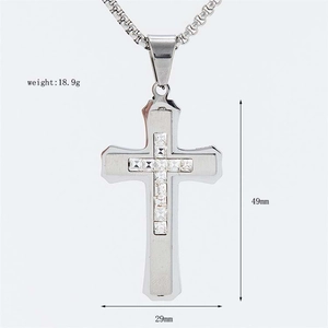 Détails du pendentif croix punk double couche avec zircons blancs et les dimensions réelles