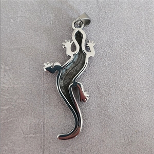 Pendente a forma di lucertola in acciaio inossidabile con trama mesh vintage su grigio