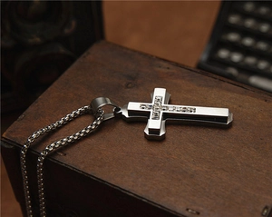 Gros plan du collier pendentif double croix en argent avec incrustation de zircone cubique