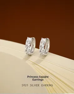 Détail macro des boucles d'oreilles en argent S925 avec zircons de coupe princesse