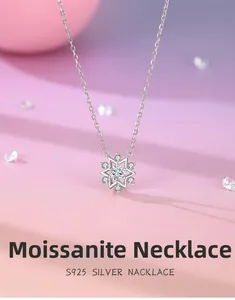 Makroaufnahme der S925 Silber Moissanit-Halskette mit brillantem Sternen-Anhänger-Detail