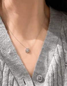 Nahaufnahme des eleganten S925 Silber-Schneeflockenanhängers mit Zirkonia am Modell