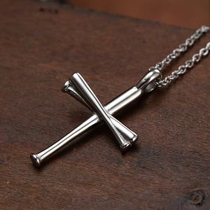 Collar con colgante de cruz de bates de béisbol pulidos y cadena de plata de acero