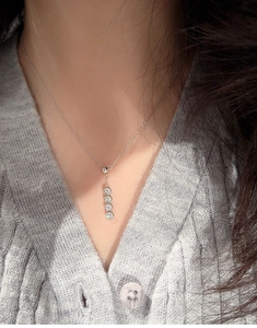 Nahaufnahme der S925 Sterlingsilber Kette mit vier Moissanit-Anhängern am Modell