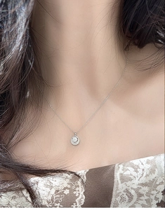 Nahaufnahme der S925 Silber Moissanit-Halskette mit Halo-Anhänger am Model