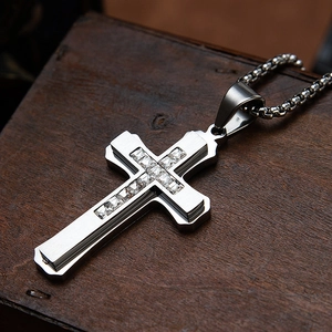Collier à pendentif croix punk double couche en acier titane avec zircon sur bois
