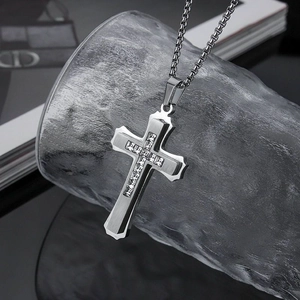 Pendentif croix double épaisseur en acier avec zircone sur chaîne pour homme