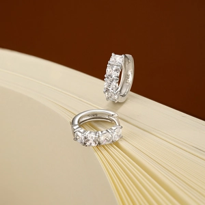 Boucles d'oreilles en argent 925 avec quatre zircons carrés et finition polie