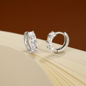 Boucles d'oreilles créoles en argent 925 avec zircons carrés et design géométrique
