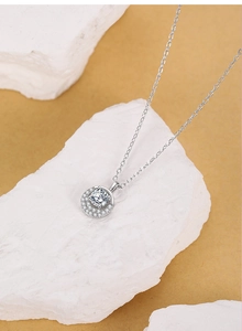 Makro-Detail einer S925 Sterling Silber Halskette mit 5mm Moissanit Halo-Anhänger