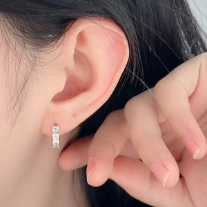 Boucles d oreilles créoles en argent 925 avec zircons carrés et design géométrique pur