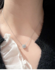 Nahaufnahme der 4mm Moissanit-Halskette mit Kissen-Schliff und Halo-Effekt am Modell