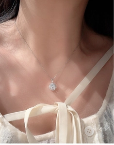 Nahaufnahme der S925 Sterling Silber Schneeflocke Halskette, getragen von einem Modell
